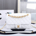 The coveted Chanel Timeless bag 23cm with lined flap in white quilted lambskin, garniture en métal doré