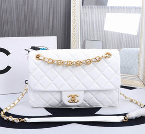 The coveted Chanel Timeless bag 23cm with lined flap in white quilted lambskin, garniture en métal doré