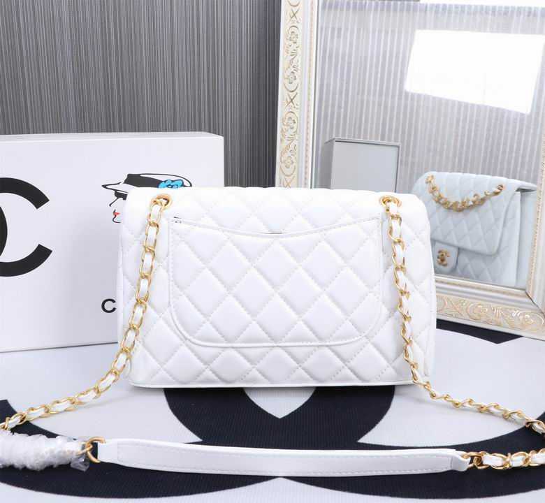 The coveted Chanel Timeless bag 23cm with lined flap in white quilted lambskin, garniture en métal doré