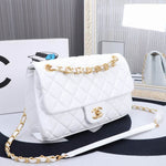 The coveted Chanel Timeless bag 23cm with lined flap in white quilted lambskin, garniture en métal doré