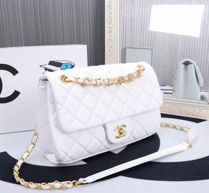 The coveted Chanel Timeless bag 23cm with lined flap in white quilted lambskin, garniture en métal doré