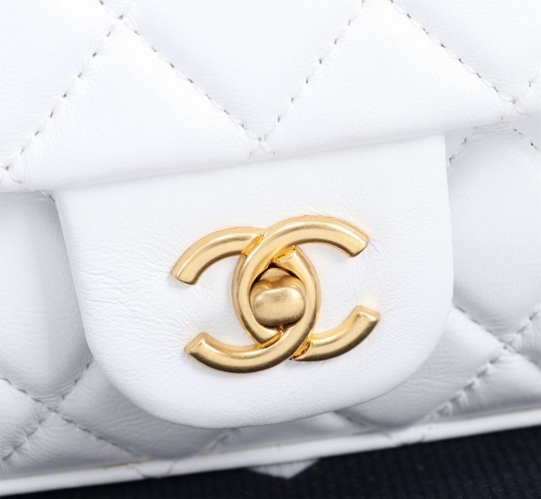 The coveted Chanel Timeless bag 23cm with lined flap in white quilted lambskin, garniture en métal doré