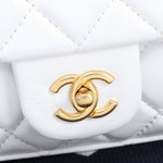 The coveted Chanel Timeless bag 23cm with lined flap in white quilted lambskin, garniture en métal doré