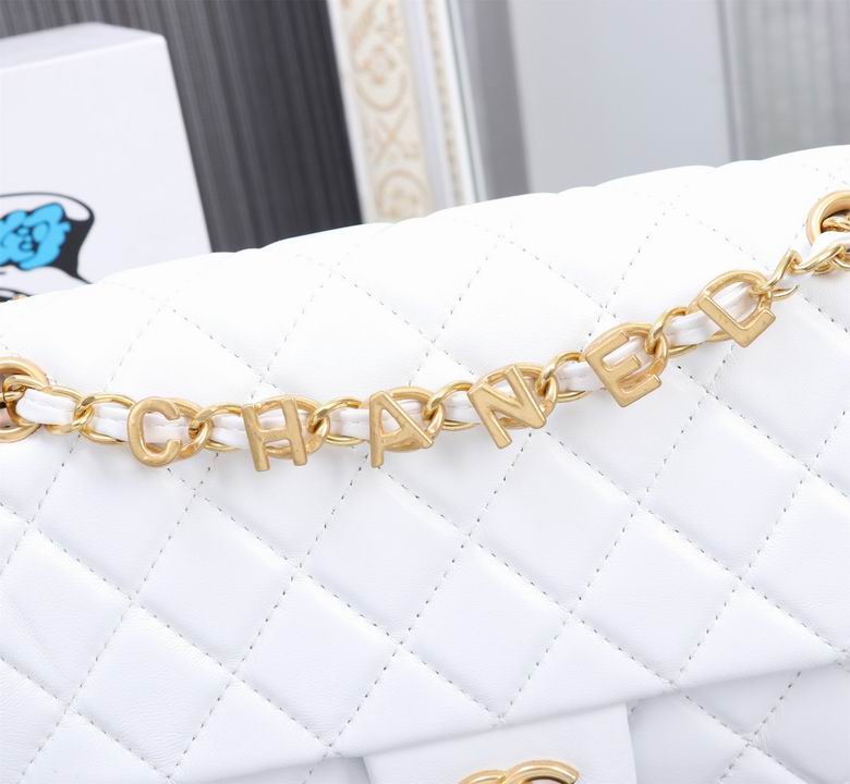 The coveted Chanel Timeless bag 23cm with lined flap in white quilted lambskin, garniture en métal doré