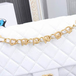 The coveted Chanel Timeless bag 23cm with lined flap in white quilted lambskin, garniture en métal doré