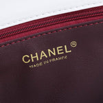 The coveted Chanel Timeless bag 23cm with lined flap in white quilted lambskin, garniture en métal doré